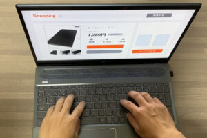 ECサイトの画面と両手